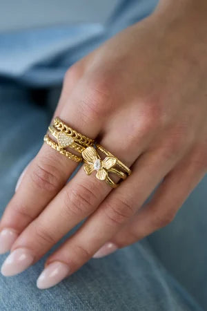 geslaagde statement ring met bloem en steen