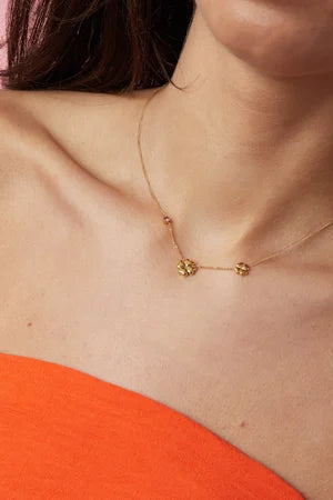 Ketting met klavertjes en gekleurde steentjes