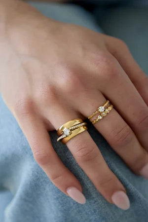 geslaagde ring met steentjes